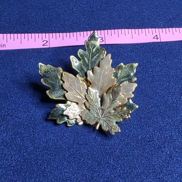 Gold and Green Leaf Brooch 637 - Picture 3 of 3